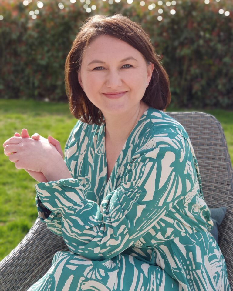 Emilia sitzt auf dem Stuhl im Garten