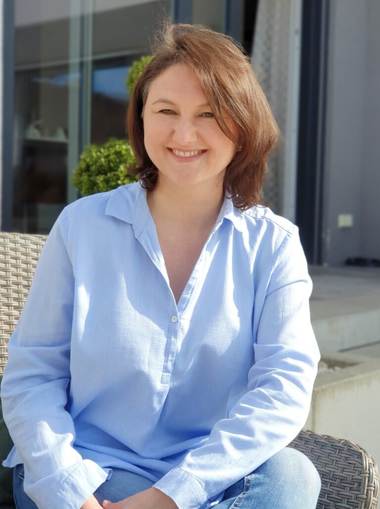 Emilia sitzt im Stuhl auf der Terrasse